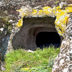 Necropoli di Monte Ruju, portello d'ingresso di una domus